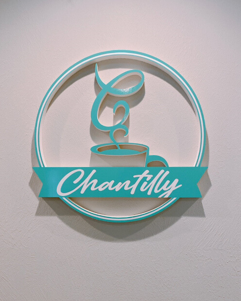「Chantilly Cafe」のロゴオブジェ