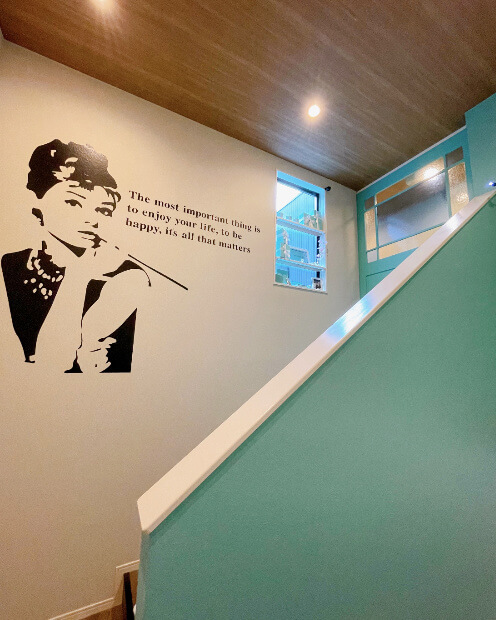 「Chantilly Cafe」の階段に描かれている「オードリー・ヘプバーン」
